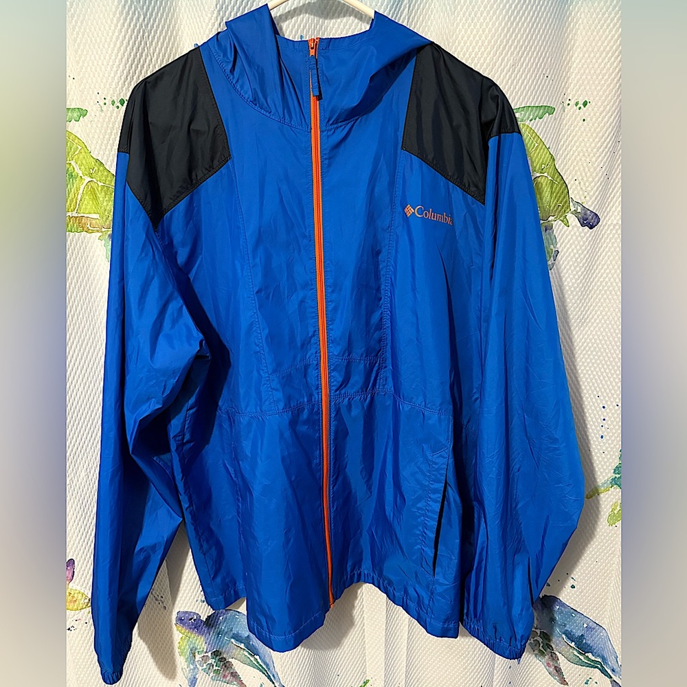 Gently used Columbia women’s windbreaker/jacket.